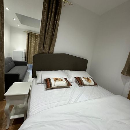 4Th Studio Flat With Private Own Bathroom A London Luxury Family Home Setup And Furnished With Double Bed Plus A Double Futon-Sofa Bed A Single Futon Bed A Baby Cot And Garden And Free Parking Zewnętrze zdjęcie
