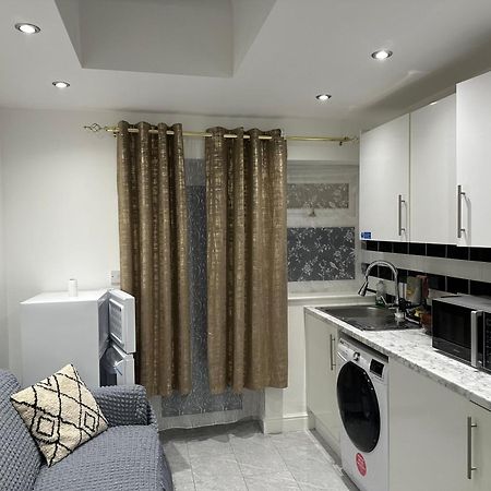4Th Studio Flat With Private Own Bathroom A London Luxury Family Home Setup And Furnished With Double Bed Plus A Double Futon-Sofa Bed A Single Futon Bed A Baby Cot And Garden And Free Parking Zewnętrze zdjęcie