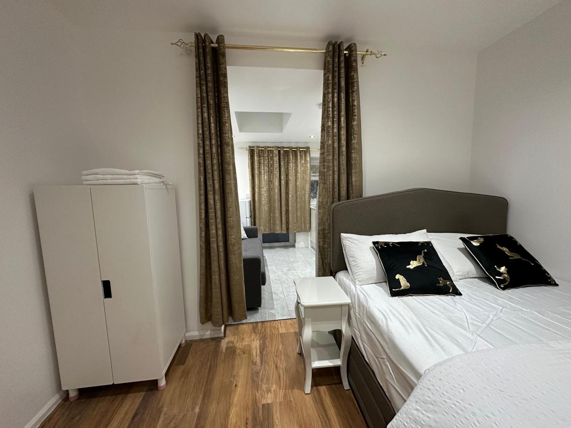 4Th Studio Flat With Private Own Bathroom A London Luxury Family Home Setup And Furnished With Double Bed Plus A Double Futon-Sofa Bed A Single Futon Bed A Baby Cot And Garden And Free Parking Zewnętrze zdjęcie