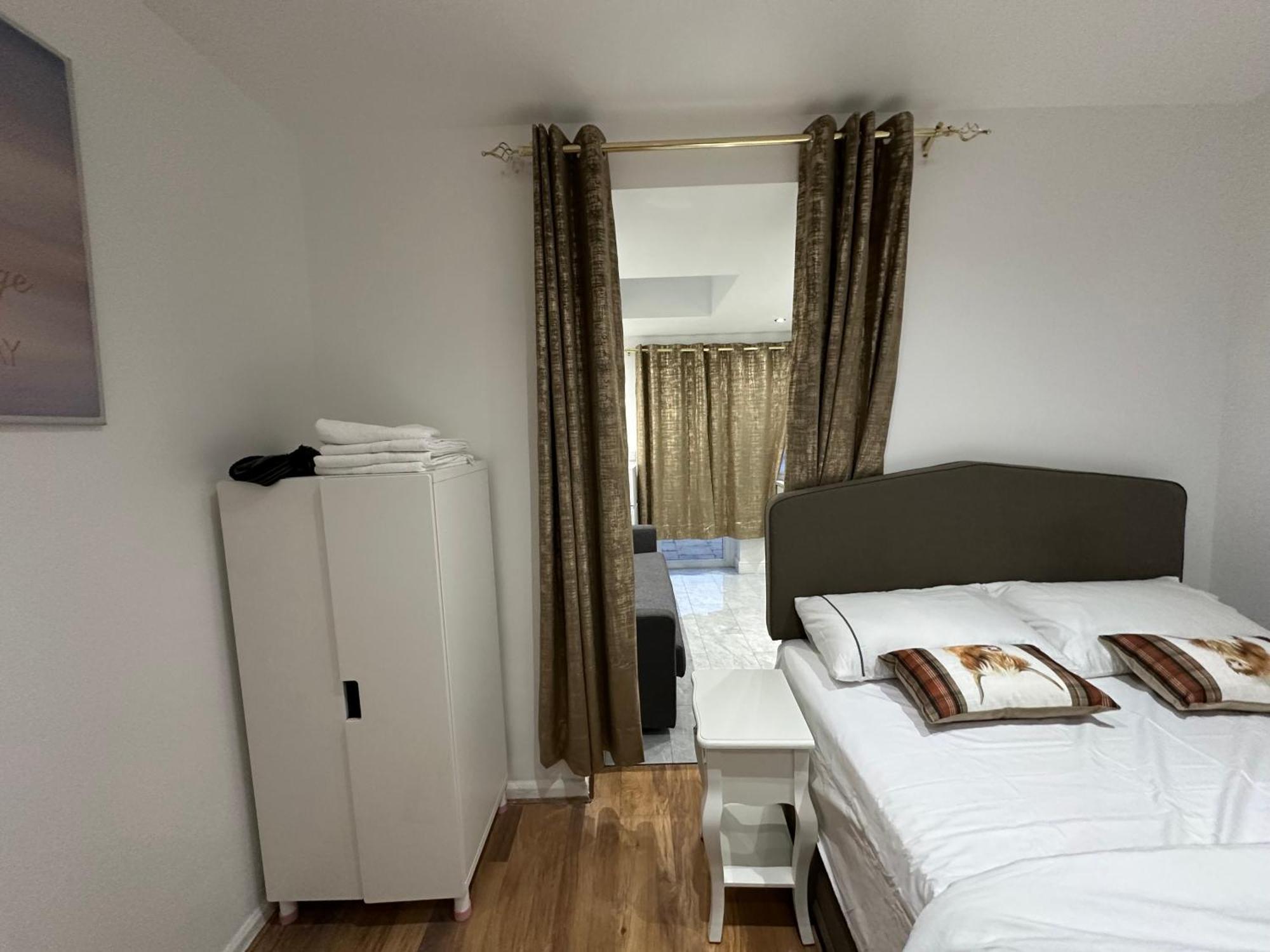 4Th Studio Flat With Private Own Bathroom A London Luxury Family Home Setup And Furnished With Double Bed Plus A Double Futon-Sofa Bed A Single Futon Bed A Baby Cot And Garden And Free Parking Zewnętrze zdjęcie