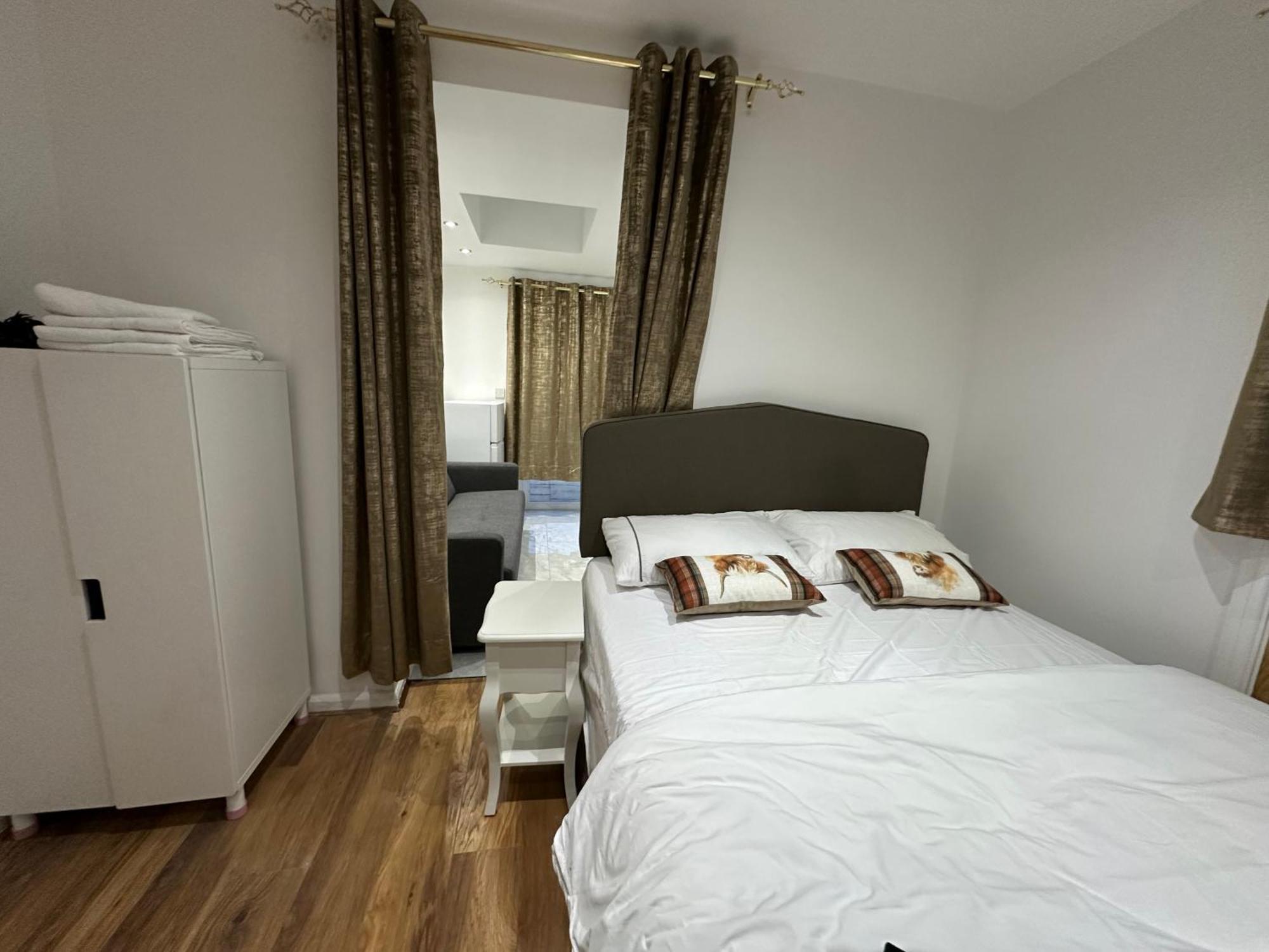 4Th Studio Flat With Private Own Bathroom A London Luxury Family Home Setup And Furnished With Double Bed Plus A Double Futon-Sofa Bed A Single Futon Bed A Baby Cot And Garden And Free Parking Zewnętrze zdjęcie