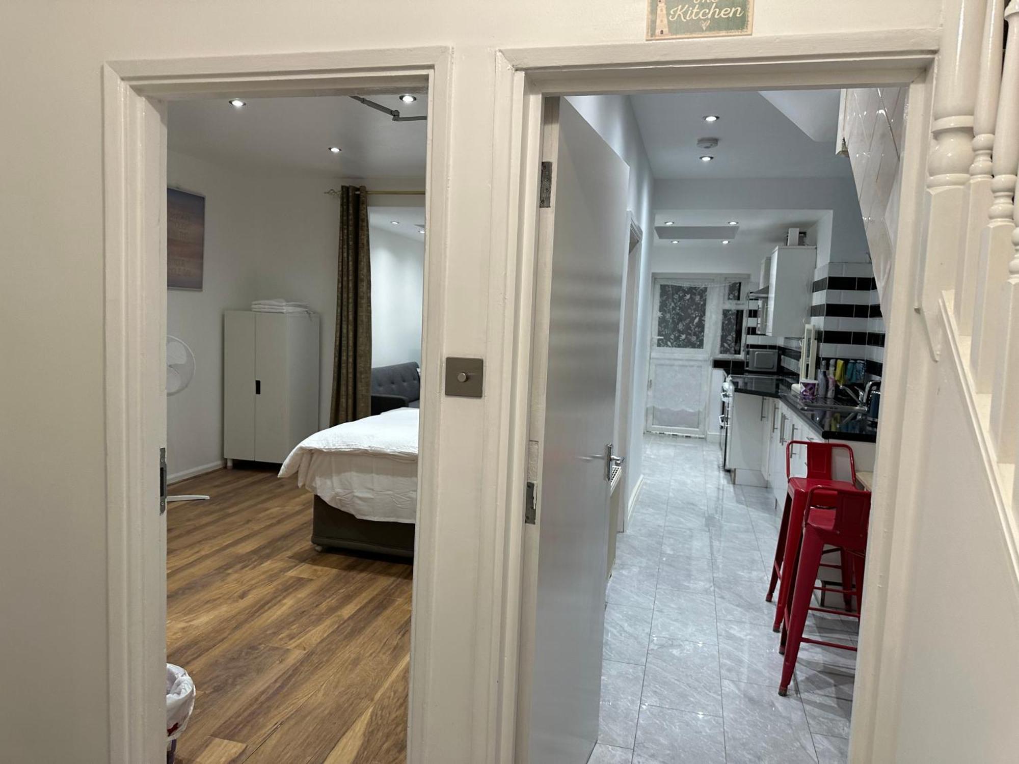 4Th Studio Flat With Private Own Bathroom A London Luxury Family Home Setup And Furnished With Double Bed Plus A Double Futon-Sofa Bed A Single Futon Bed A Baby Cot And Garden And Free Parking Zewnętrze zdjęcie