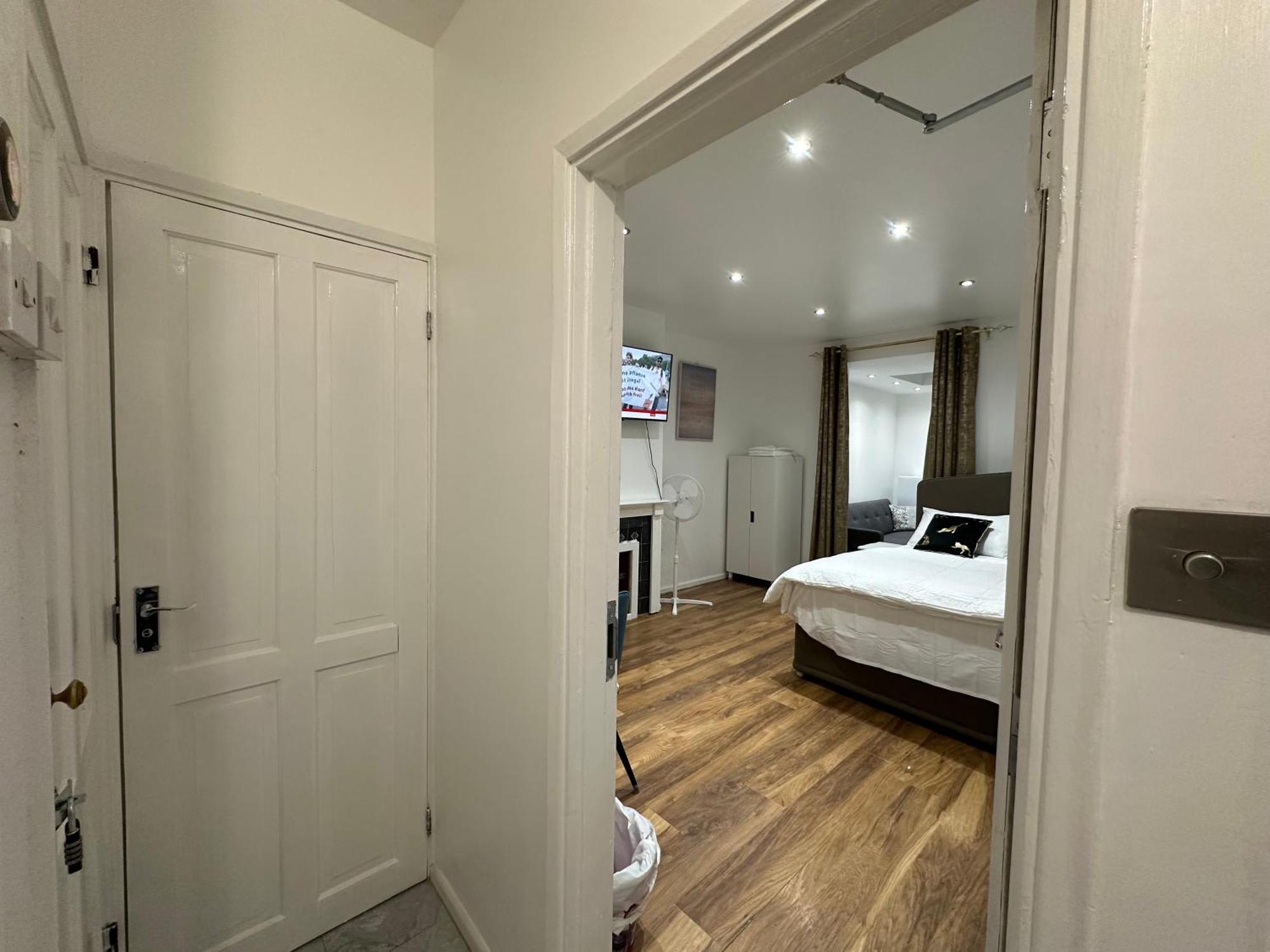 4Th Studio Flat With Private Own Bathroom A London Luxury Family Home Setup And Furnished With Double Bed Plus A Double Futon-Sofa Bed A Single Futon Bed A Baby Cot And Garden And Free Parking Zewnętrze zdjęcie