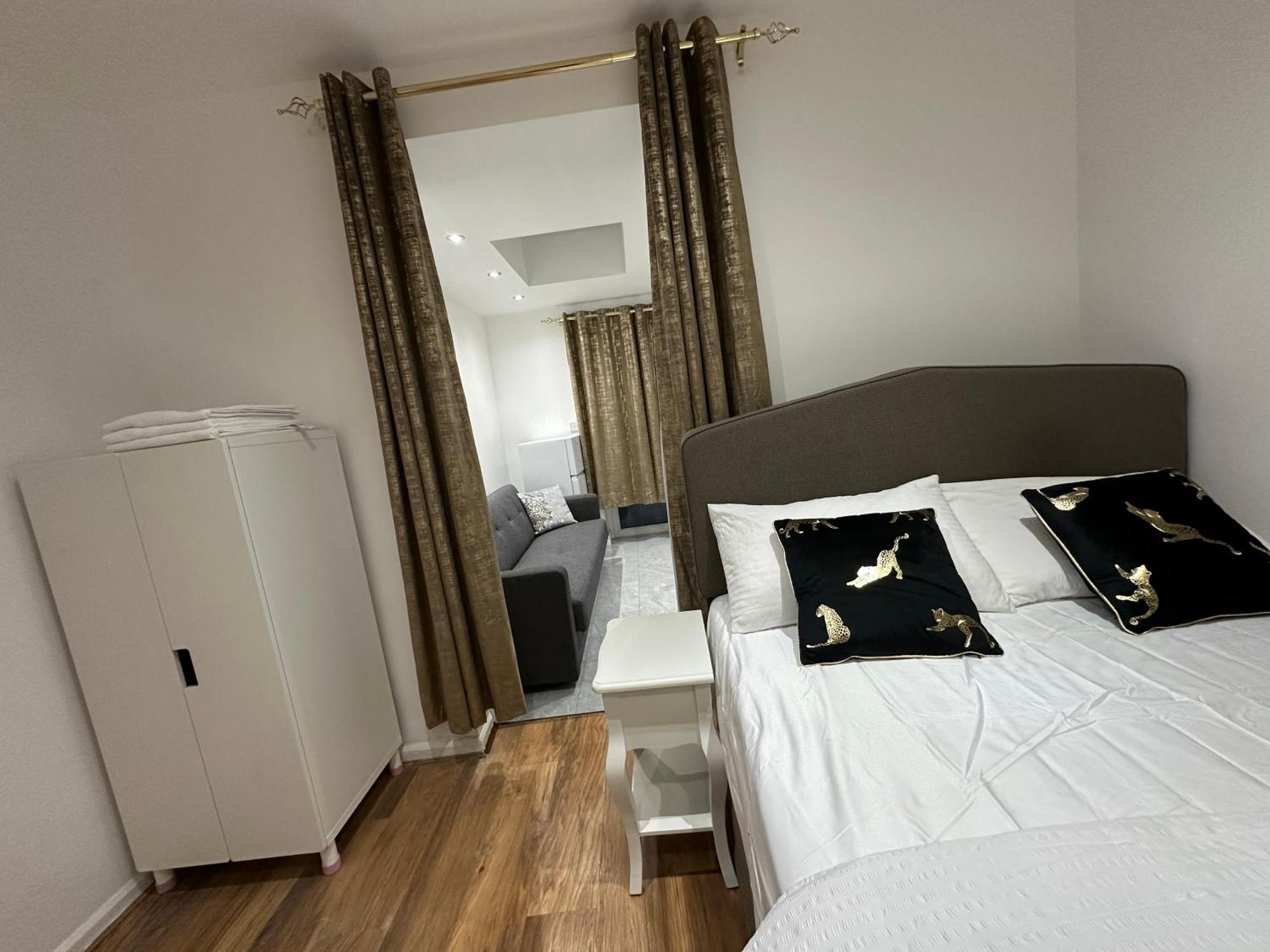 4Th Studio Flat With Private Own Bathroom A London Luxury Family Home Setup And Furnished With Double Bed Plus A Double Futon-Sofa Bed A Single Futon Bed A Baby Cot And Garden And Free Parking Zewnętrze zdjęcie