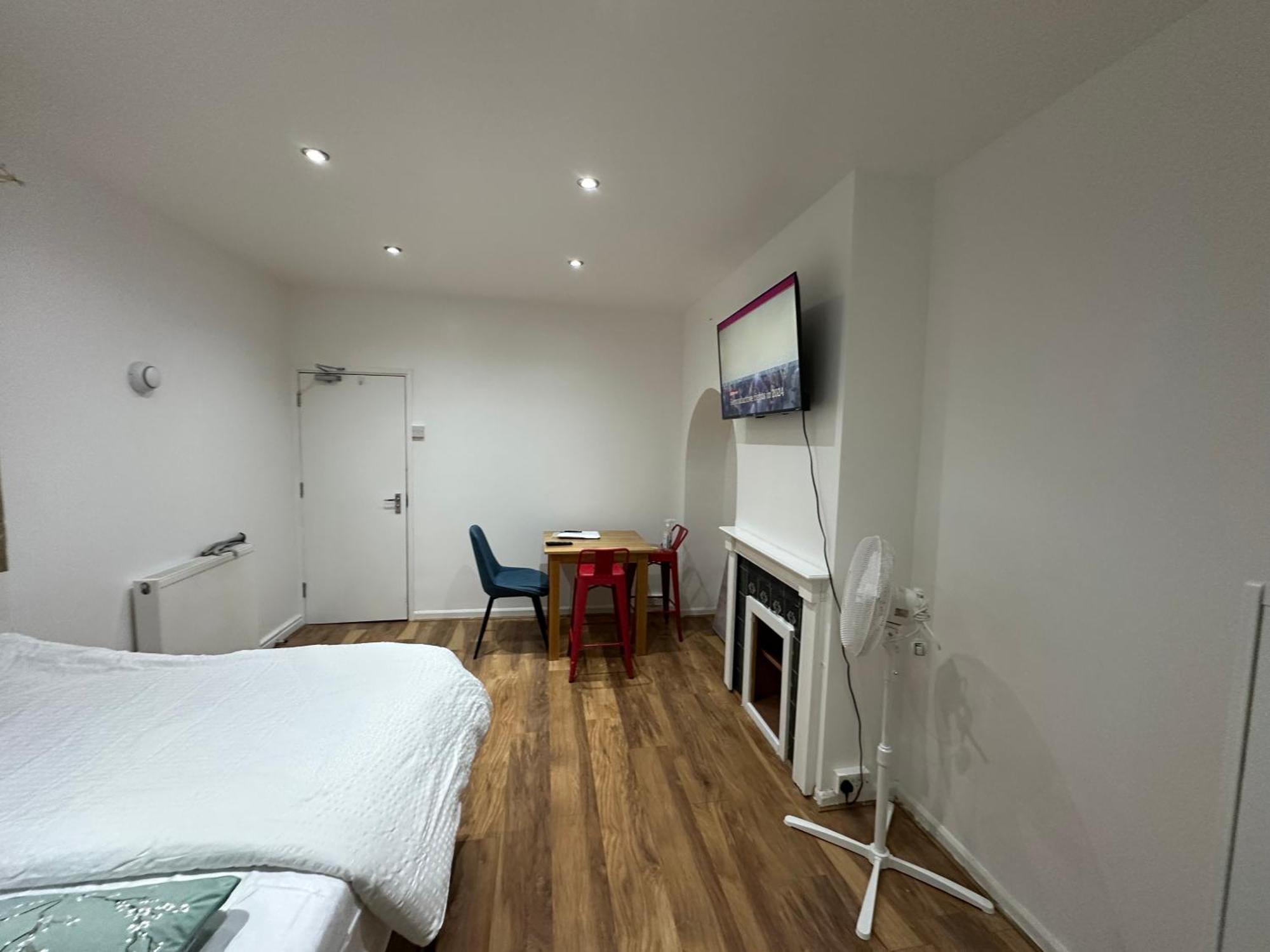 4Th Studio Flat With Private Own Bathroom A London Luxury Family Home Setup And Furnished With Double Bed Plus A Double Futon-Sofa Bed A Single Futon Bed A Baby Cot And Garden And Free Parking Zewnętrze zdjęcie