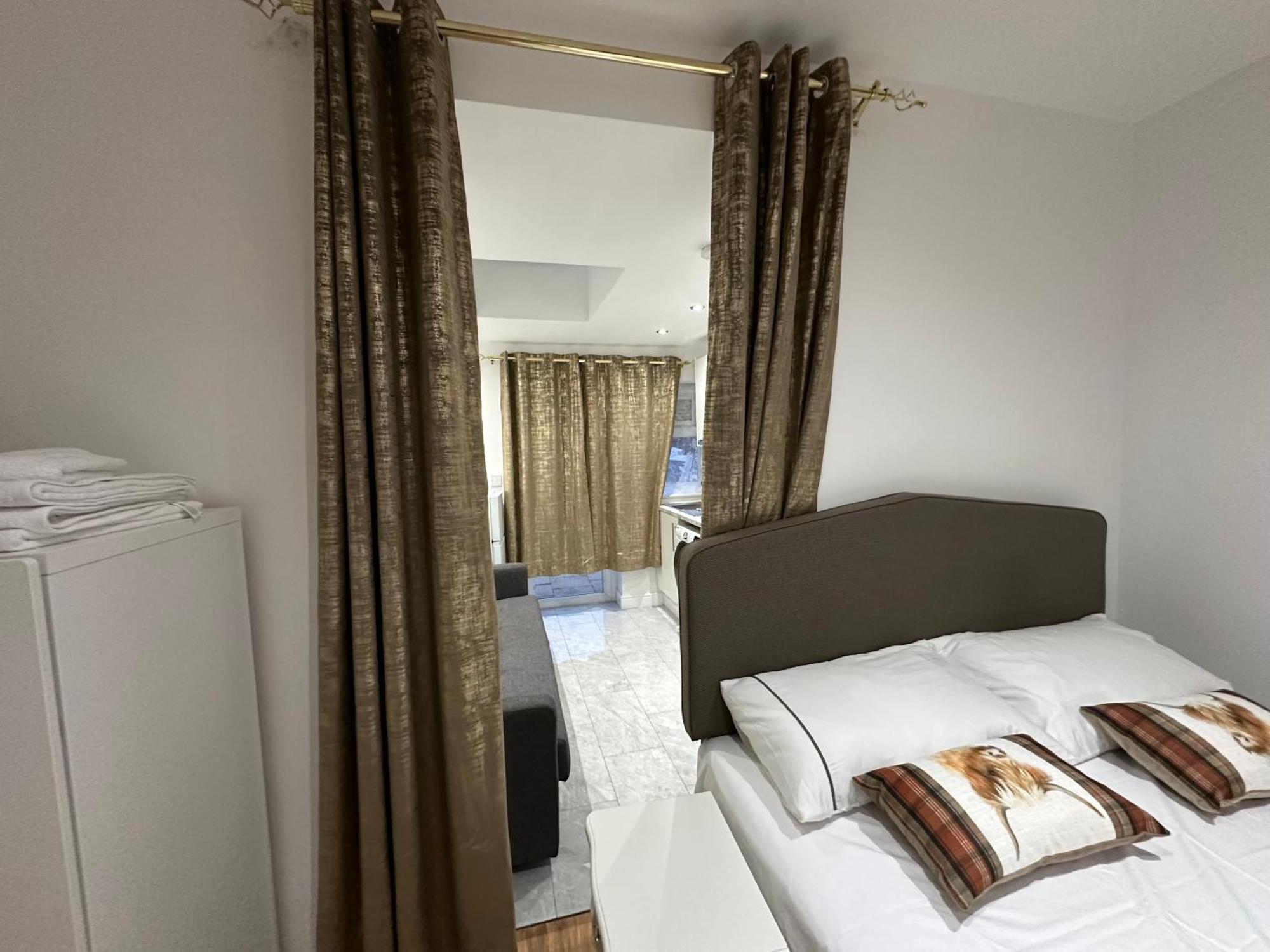 4Th Studio Flat With Private Own Bathroom A London Luxury Family Home Setup And Furnished With Double Bed Plus A Double Futon-Sofa Bed A Single Futon Bed A Baby Cot And Garden And Free Parking Zewnętrze zdjęcie