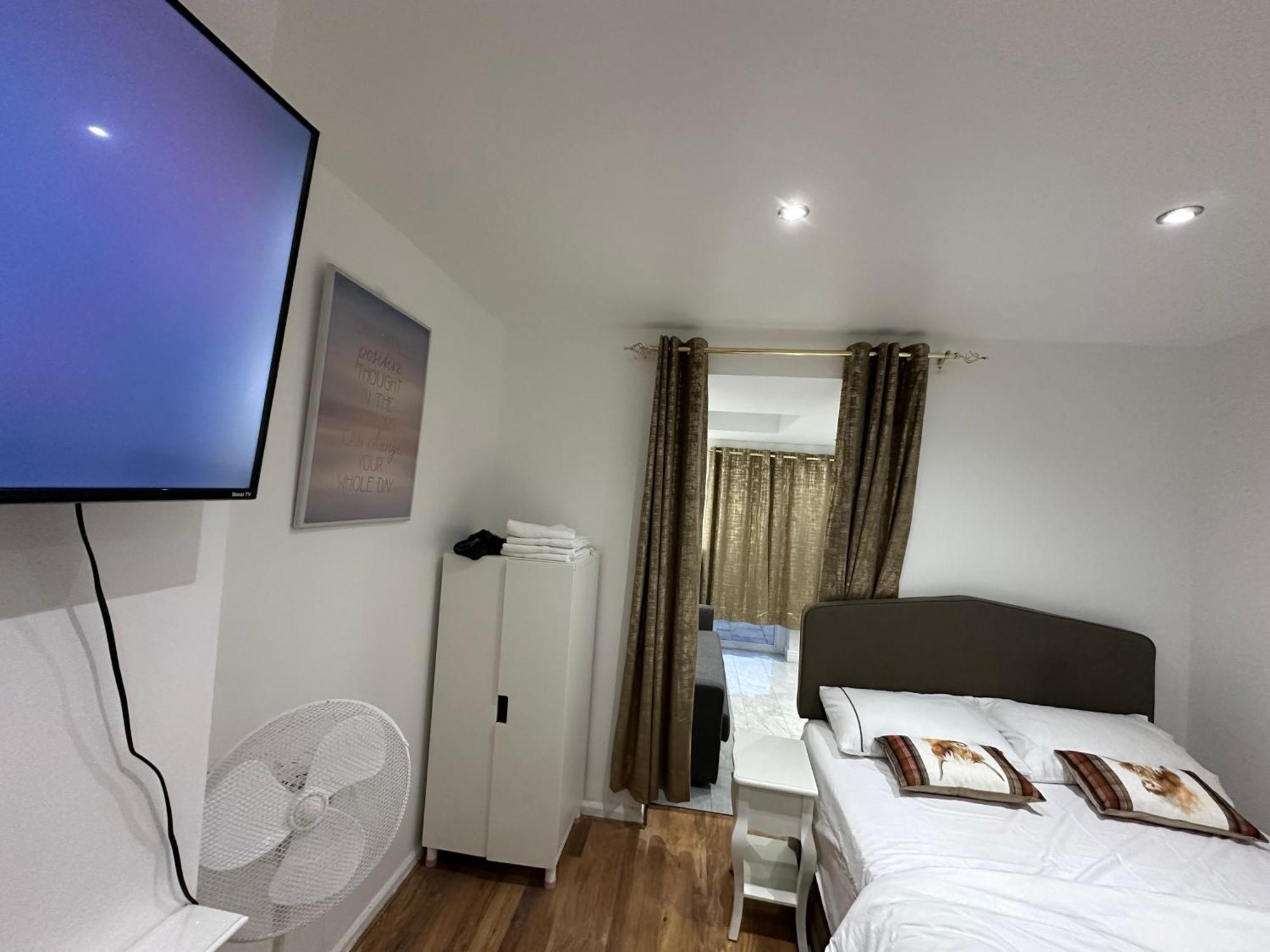 4Th Studio Flat With Private Own Bathroom A London Luxury Family Home Setup And Furnished With Double Bed Plus A Double Futon-Sofa Bed A Single Futon Bed A Baby Cot And Garden And Free Parking Zewnętrze zdjęcie