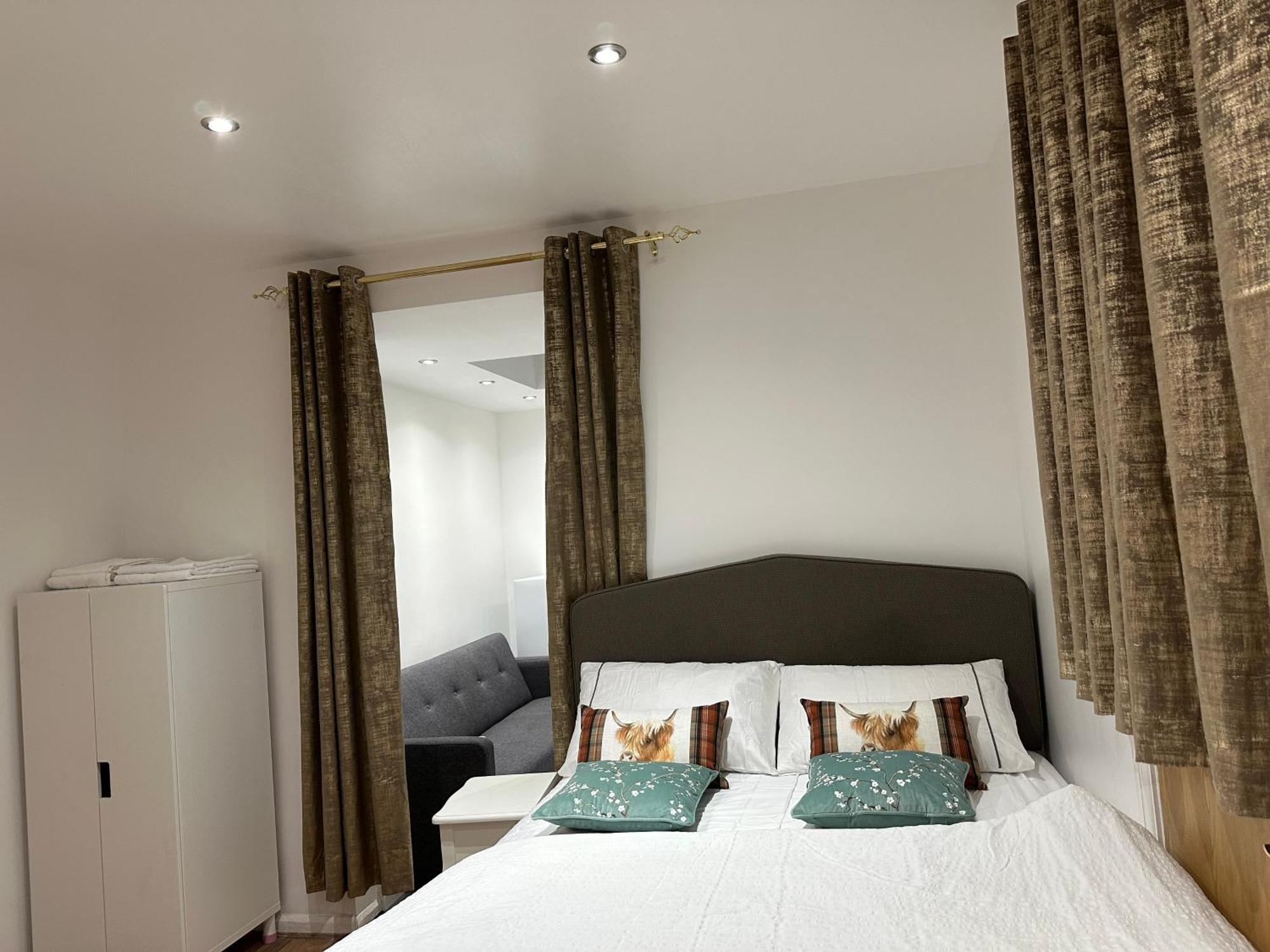 4Th Studio Flat With Private Own Bathroom A London Luxury Family Home Setup And Furnished With Double Bed Plus A Double Futon-Sofa Bed A Single Futon Bed A Baby Cot And Garden And Free Parking Zewnętrze zdjęcie