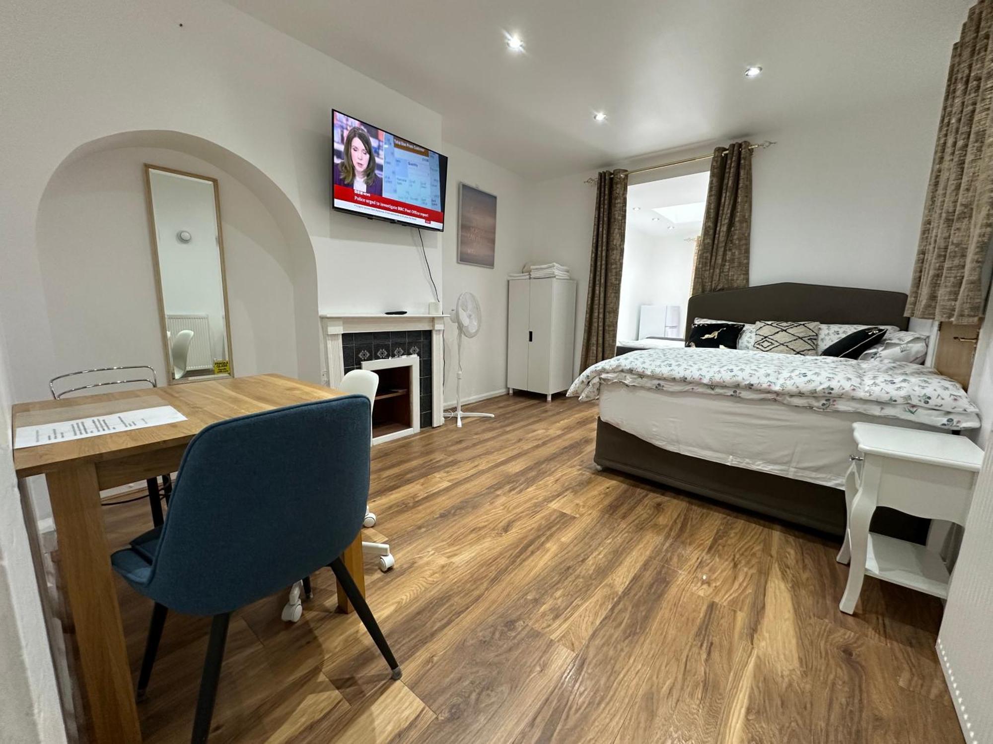 4Th Studio Flat With Private Own Bathroom A London Luxury Family Home Setup And Furnished With Double Bed Plus A Double Futon-Sofa Bed A Single Futon Bed A Baby Cot And Garden And Free Parking Zewnętrze zdjęcie