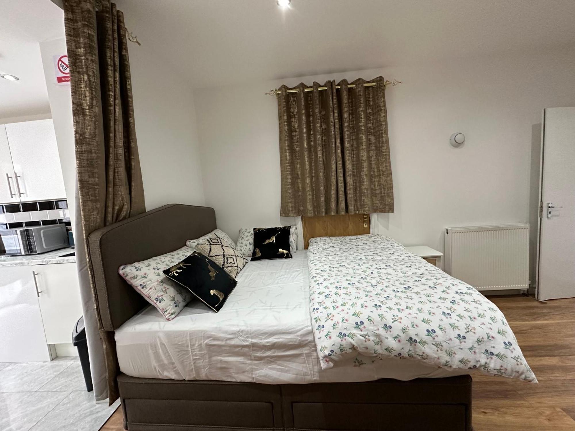 4Th Studio Flat With Private Own Bathroom A London Luxury Family Home Setup And Furnished With Double Bed Plus A Double Futon-Sofa Bed A Single Futon Bed A Baby Cot And Garden And Free Parking Zewnętrze zdjęcie