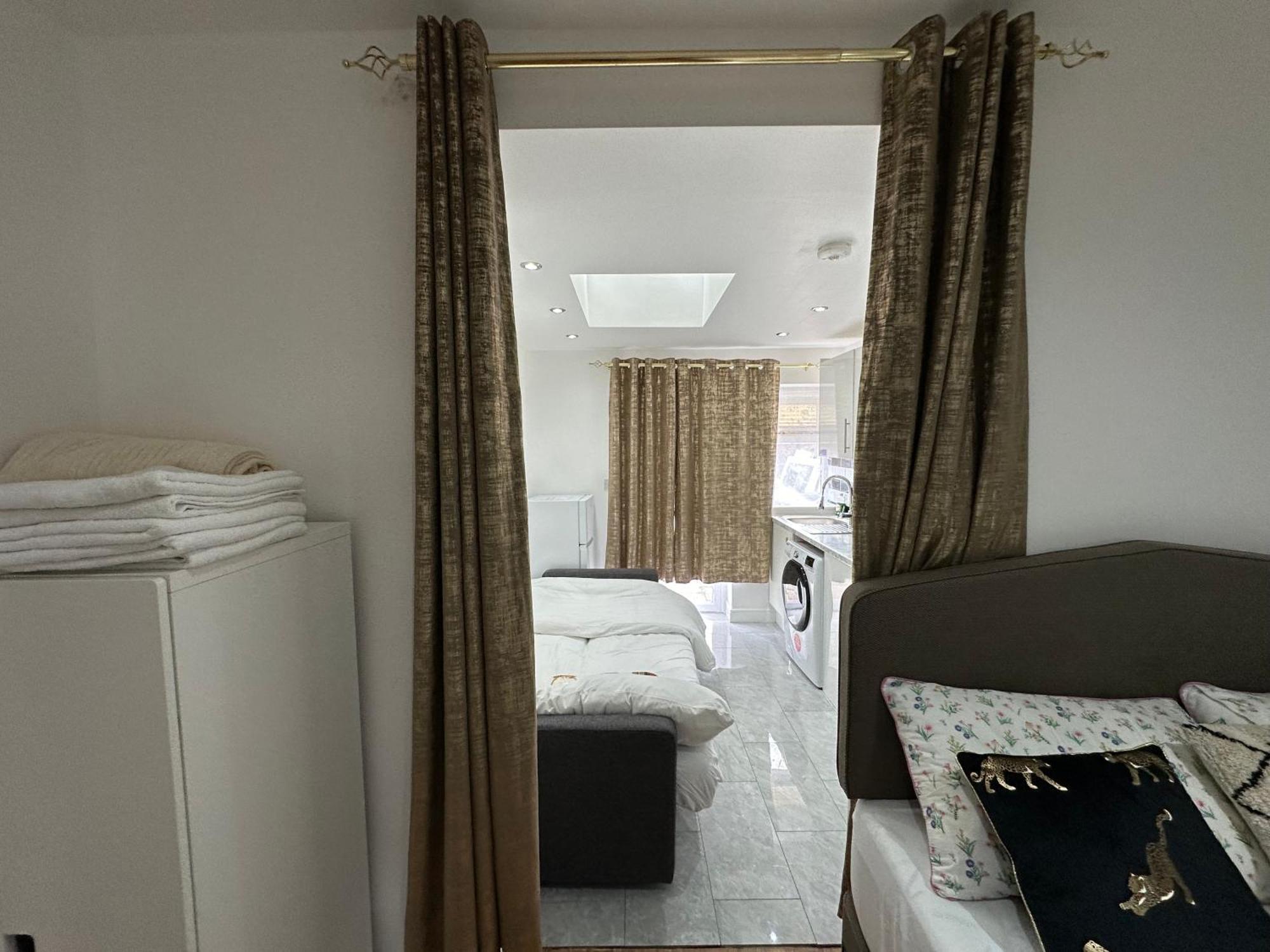 4Th Studio Flat With Private Own Bathroom A London Luxury Family Home Setup And Furnished With Double Bed Plus A Double Futon-Sofa Bed A Single Futon Bed A Baby Cot And Garden And Free Parking Zewnętrze zdjęcie