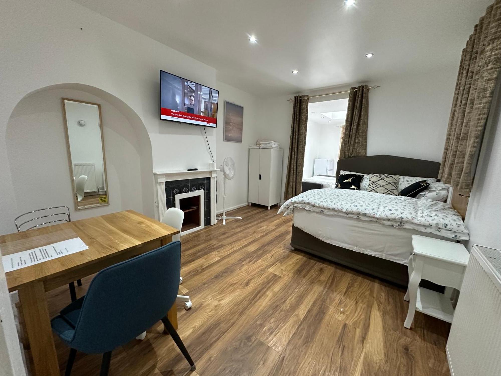 4Th Studio Flat With Private Own Bathroom A London Luxury Family Home Setup And Furnished With Double Bed Plus A Double Futon-Sofa Bed A Single Futon Bed A Baby Cot And Garden And Free Parking Zewnętrze zdjęcie