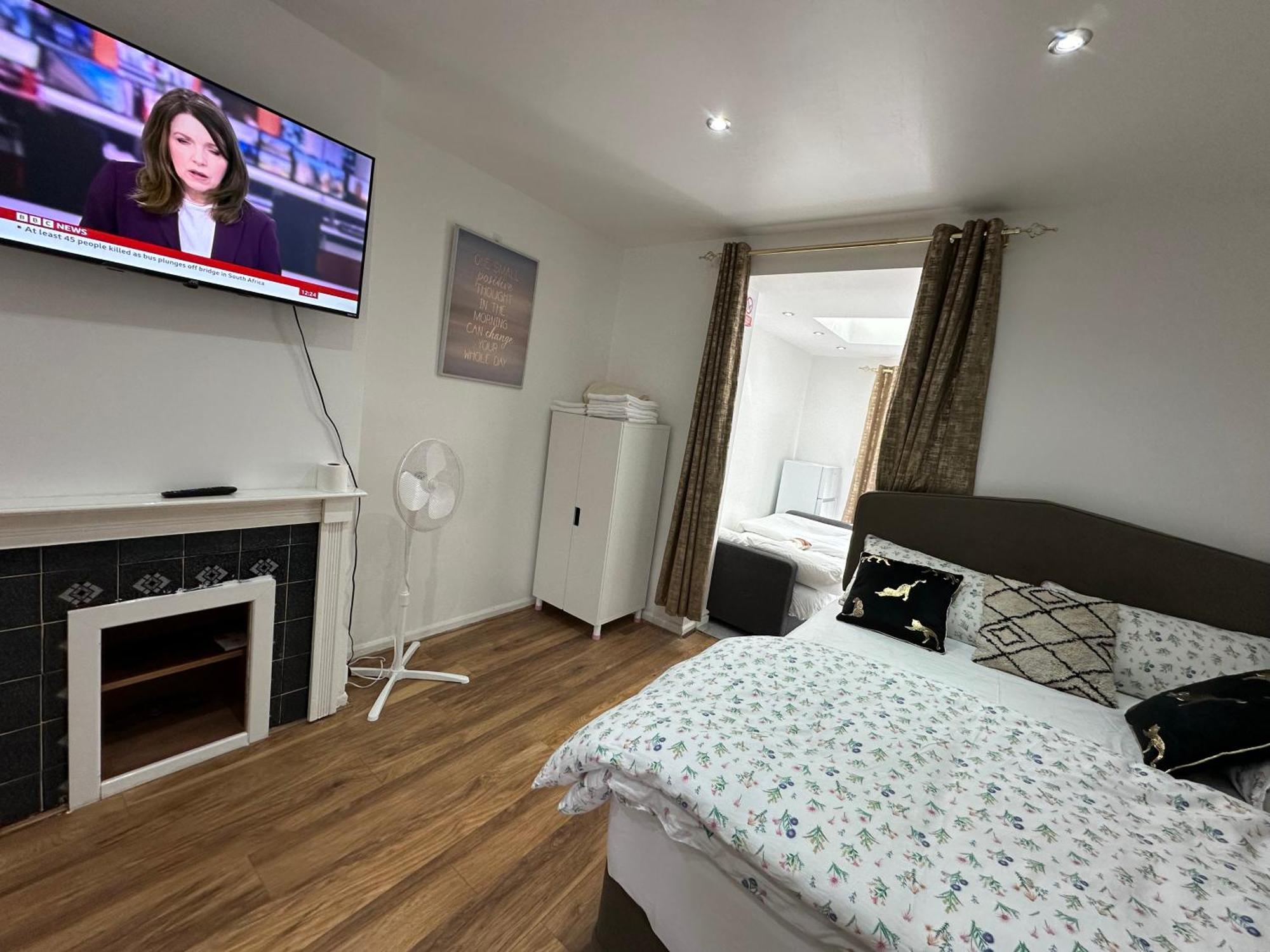 4Th Studio Flat With Private Own Bathroom A London Luxury Family Home Setup And Furnished With Double Bed Plus A Double Futon-Sofa Bed A Single Futon Bed A Baby Cot And Garden And Free Parking Zewnętrze zdjęcie