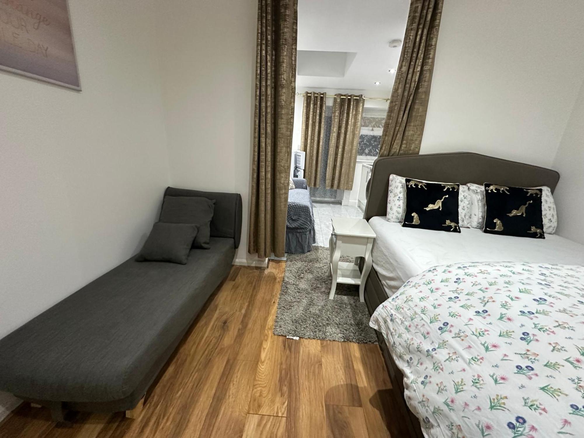4Th Studio Flat With Private Own Bathroom A London Luxury Family Home Setup And Furnished With Double Bed Plus A Double Futon-Sofa Bed A Single Futon Bed A Baby Cot And Garden And Free Parking Zewnętrze zdjęcie