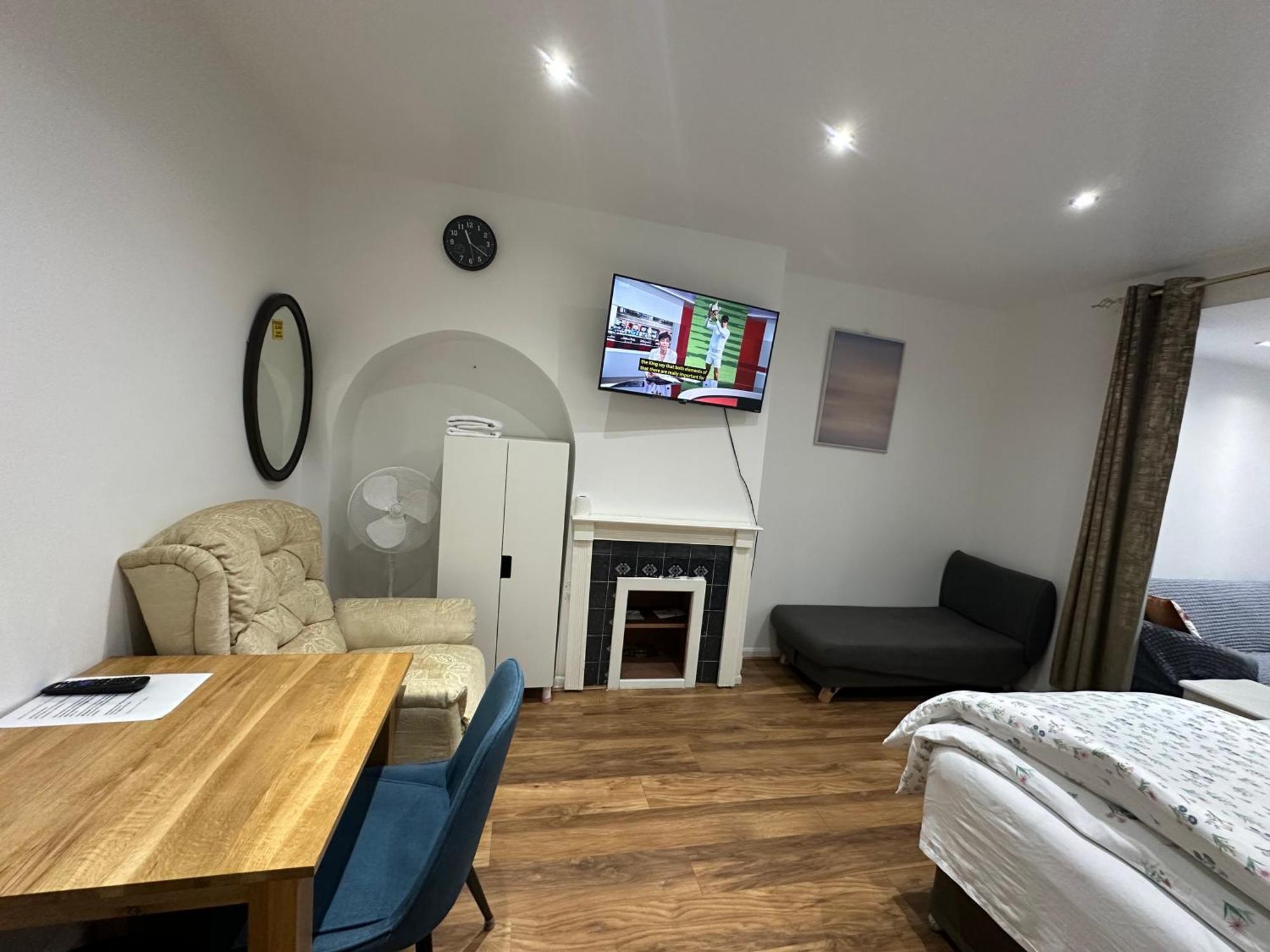 4Th Studio Flat With Private Own Bathroom A London Luxury Family Home Setup And Furnished With Double Bed Plus A Double Futon-Sofa Bed A Single Futon Bed A Baby Cot And Garden And Free Parking Zewnętrze zdjęcie