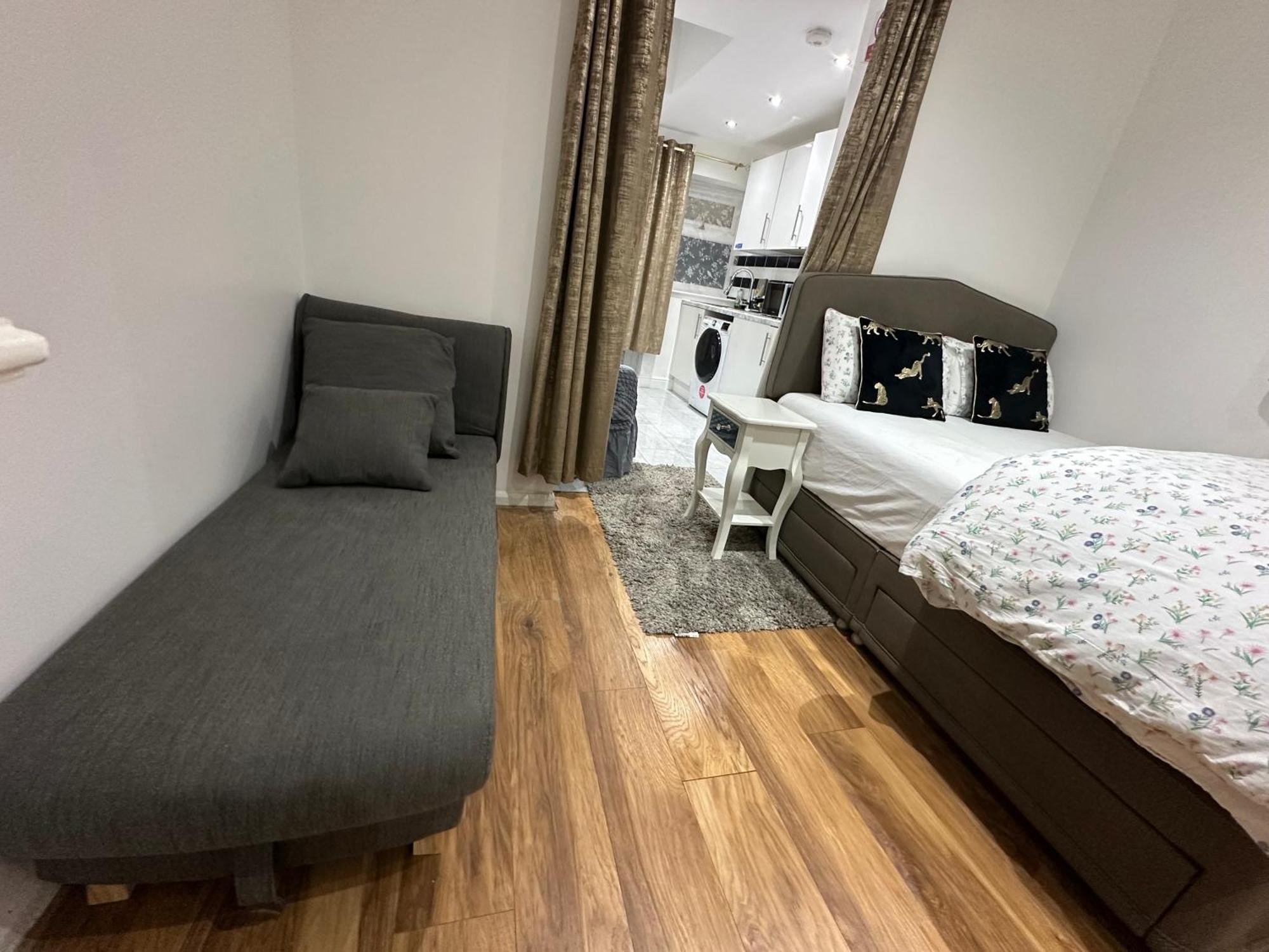 4Th Studio Flat With Private Own Bathroom A London Luxury Family Home Setup And Furnished With Double Bed Plus A Double Futon-Sofa Bed A Single Futon Bed A Baby Cot And Garden And Free Parking Zewnętrze zdjęcie