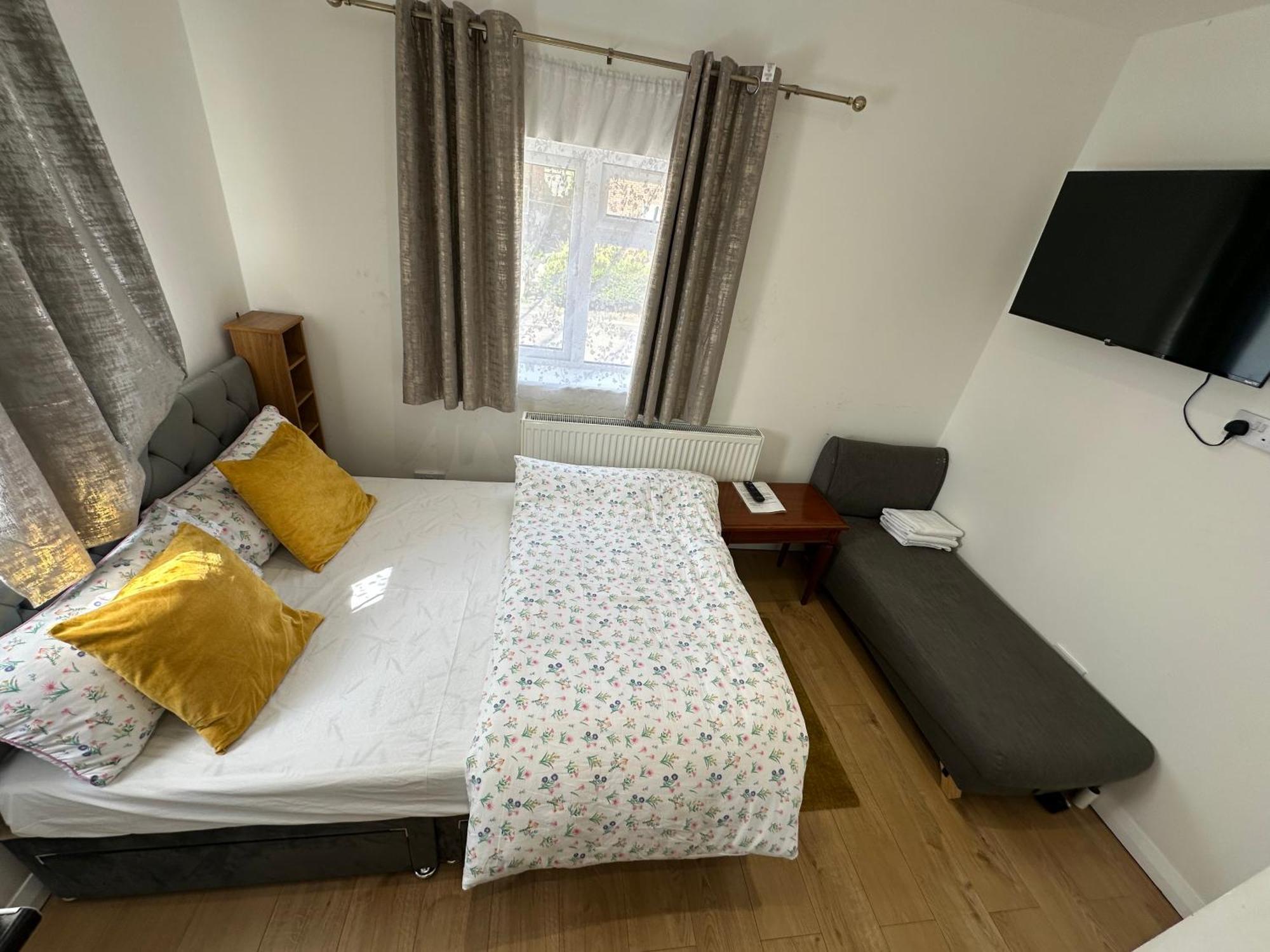 4Th Studio Flat With Private Own Bathroom A London Luxury Family Home Setup And Furnished With Double Bed Plus A Double Futon-Sofa Bed A Single Futon Bed A Baby Cot And Garden And Free Parking Zewnętrze zdjęcie